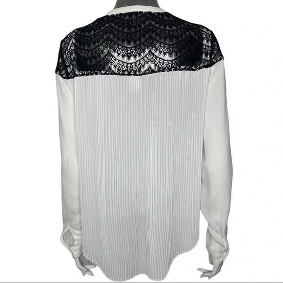 🛍️3/$40 Vero Moda White Blouse Black Lace Yoke Pleated  Size Small - Picture 3 of 4